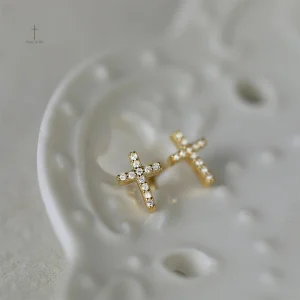 Accessoire en forme de croix avec cristaux brillants
