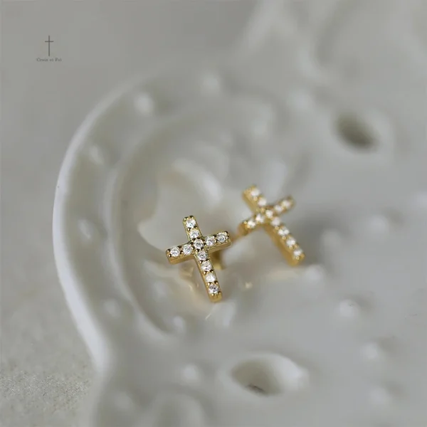 Accessoire en forme de croix avec cristaux brillants