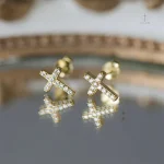 Piercing en croix décoré de zirconium étincelant