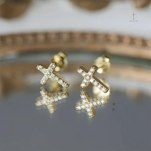Piercing en croix décoré de zirconium étincelant