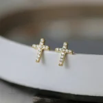 Bijoux croix avec incrustations de cristaux zirconium