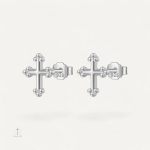 Piercing en forme de croix pour un style unique