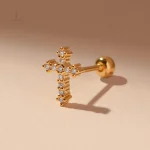 Piercing croix, symbole de foi et de style
